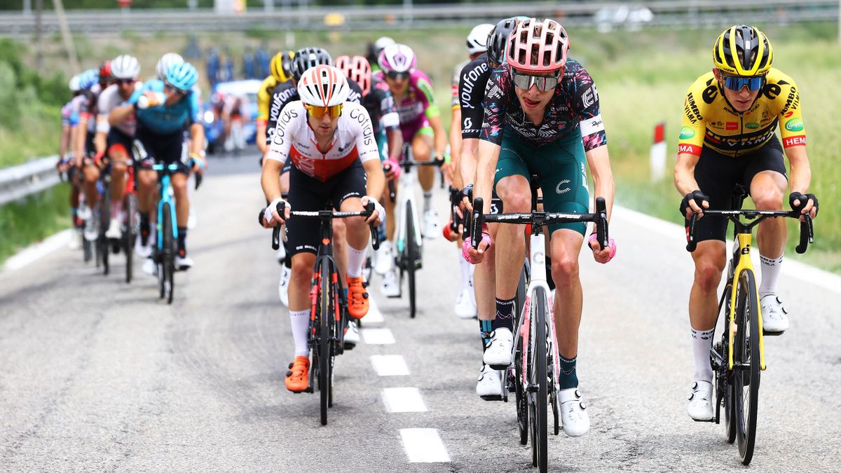 Een grote kopgroep ontsnapt uit de greep van het peloton, 15e etappe Giro d'Italia