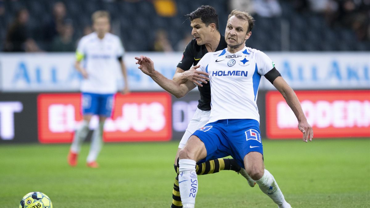 Daværende IFK Norrköping-spiller Lars Krogh Gerson i duell med AIKs Tarik Elyounoussi tilbake i 2019.