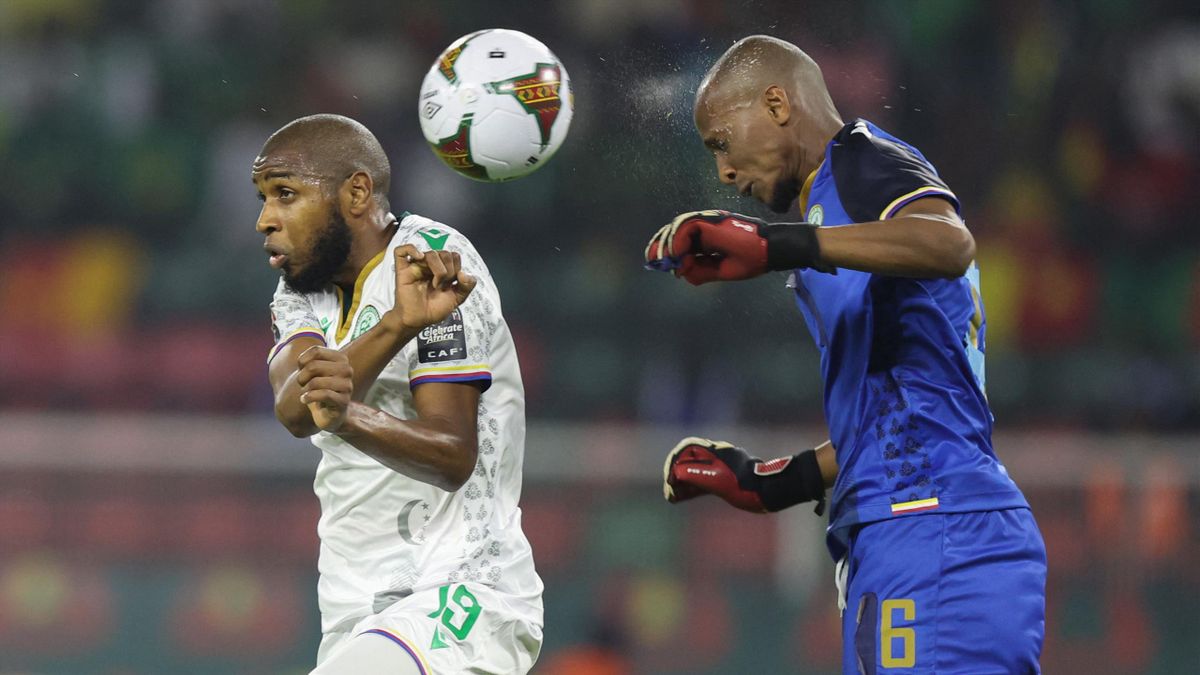 Comoros' replacement goalkeeper Chaker Alhadhur (R)