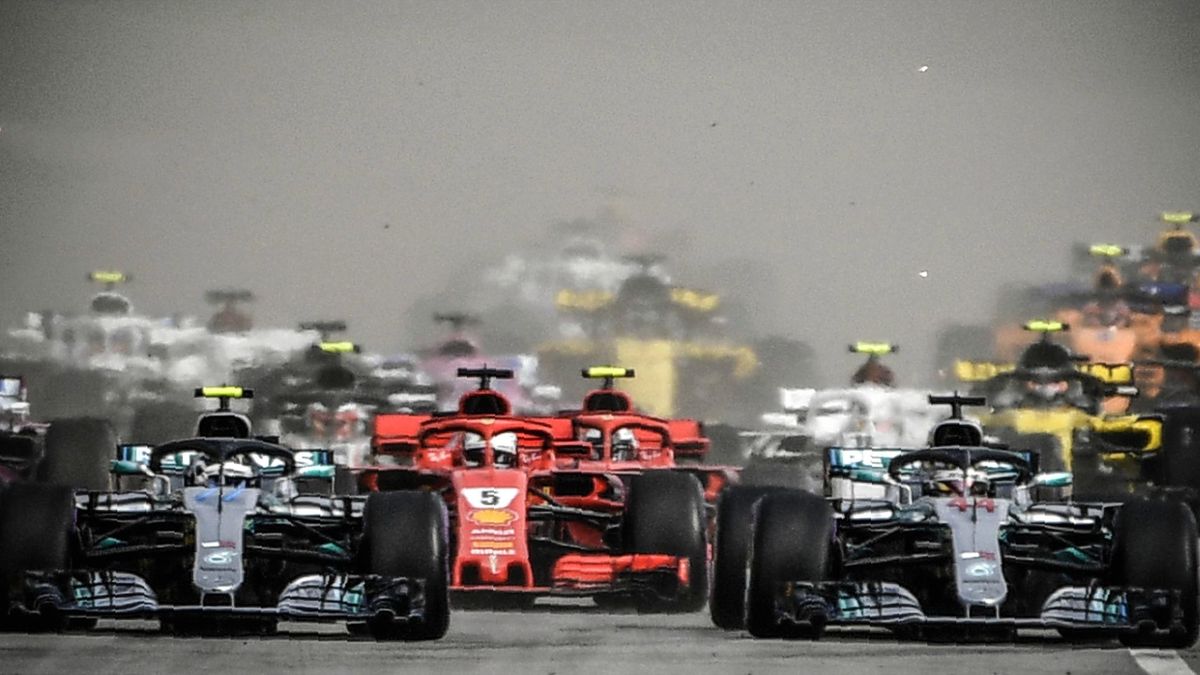 Valterri Bottas et Lewis Hamilton mènent la meutte devant Sebastian Vettel lors du Grand Prix de Russie, le 30 septembre 2018.