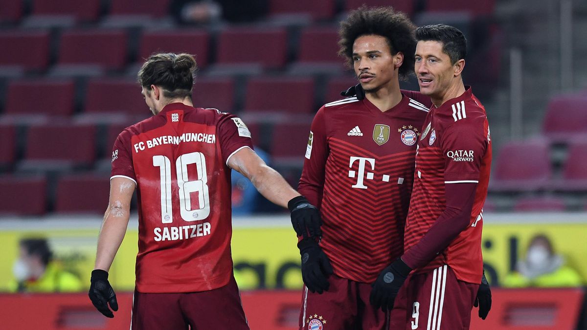 Marcel Sabitzer, Leroy Sané und Robert Lewandowski bejubeln den Sieg gegen den 1. FC Köln