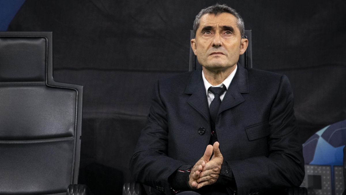 Ernesto Valverde, head coach of FC Barcelona during the UEFA Champions League group F match between Inter and FC Barcelona at Giuseppe Meazza Stadium on December 10, 2019 in Milan, Italy