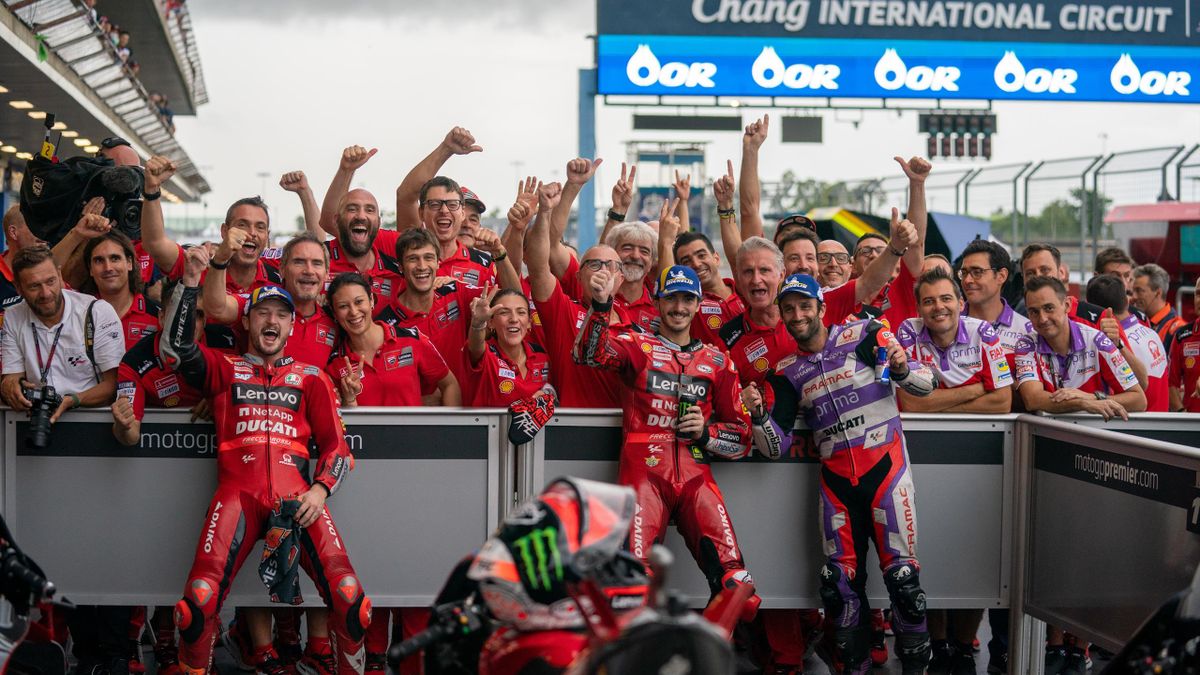 Jack Miller, Francesco Bagnaia, Johann Zarco et tous les membres Ducati heureux après le Grand Prix de Thaïlande 2022