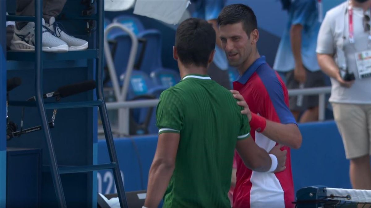 Olympia 2021 Novak Djokovic Schenkt Gegner Hugo Dellien In Tokio Sein T Shirt Eurosport