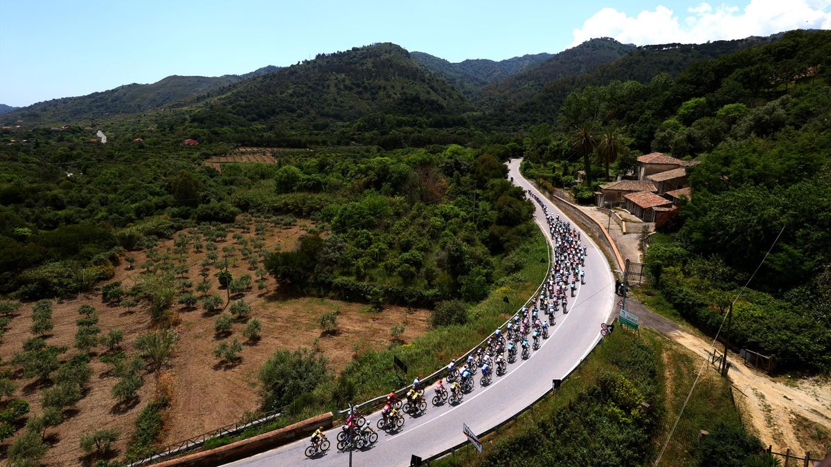 Het peloton is tijdens de vijfde etappe van de Giro onderweg van Catania naar Messina