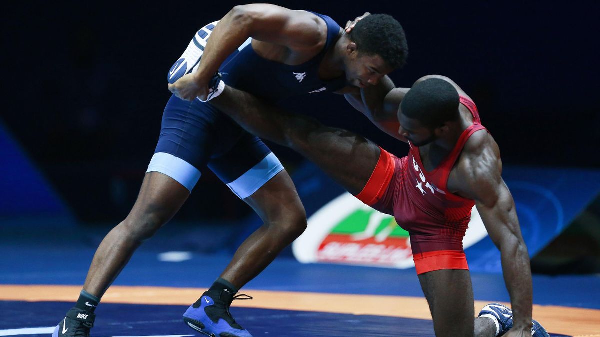 USA's James Green challenges Italy's Frank Chamizo (L) during the men's freestyle wrestling -70kg category final at the FILA World Wrestling Championships in Paris on August 26, 2017
