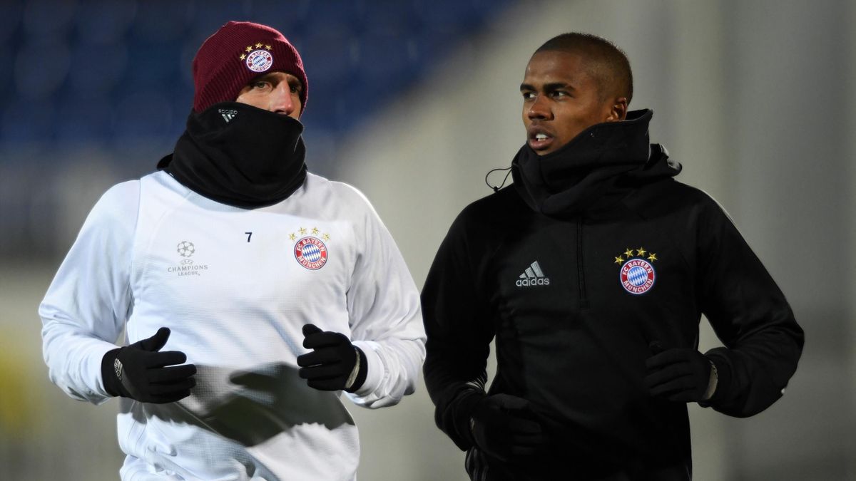 From L: Bayern Munich's French midfielder Franck Ribery and Bayern Munich's Brazilian midfielder Douglas Costa take part in a training session at Rostov-on-Don's Olimp 2 stadium on November 22, 2016 on the eve of the UEFA Champions League football match b