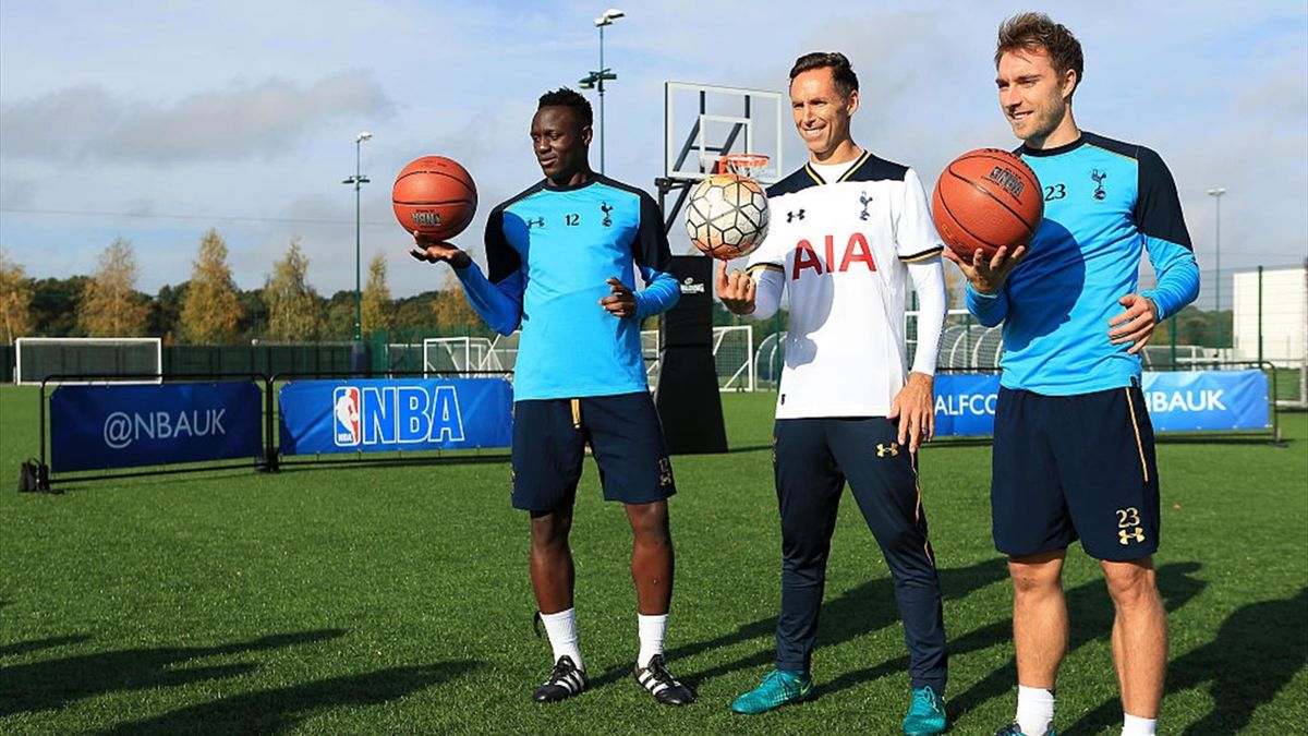 Steve Nash è un grande tifoso del Tottenham: eccolo in compagnia di Christian Eriksen e Victor Wanyama in una fotografia del 2016.