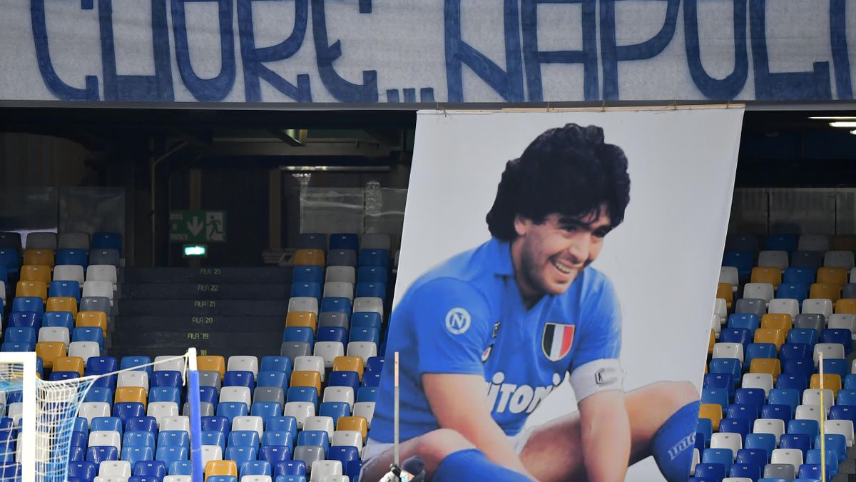 Ein Bild von Diego Maradona im Stadio San Paolo in Neapel. Bald wird das Stadion den Namen der argentinischen Fußball-Ikone tragen