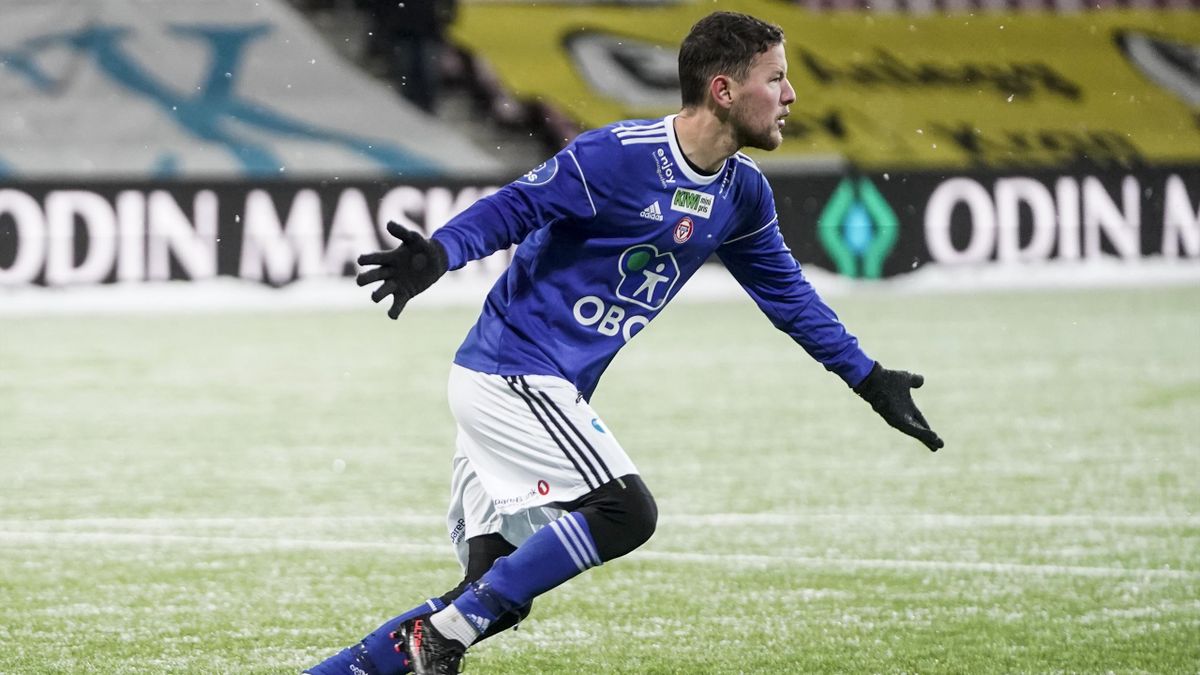 KFUMs Johannes Hummelvoll-Nuñez juber under straffesparkkonkurransen under kvalifiseringskampen til Eliteserien 2022 mellom Fredrikstad og KFUM på Fredrikstad stadion.