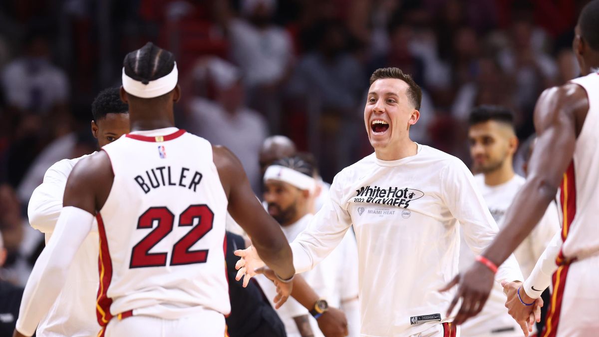 Jimmy Butler et Duncan Robinson fêtent le succès du Heat face aux Hawks lors du match 1 du premier tour des playoffs NBA 2022