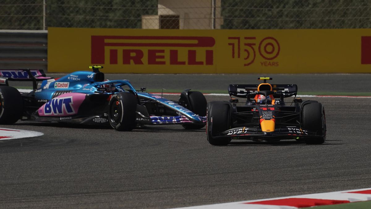 Sergio Pérez im Red Bull vor Esteban Ocon im Alpine bei den Testfahrten in Bahrain