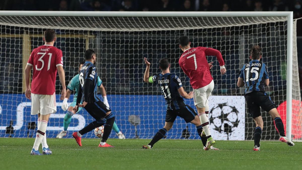 La conclusione dalla distanza di Cristiano Ronaldo che beffa Musso in Atalanta-Manchester United - Champions League 2021/2022