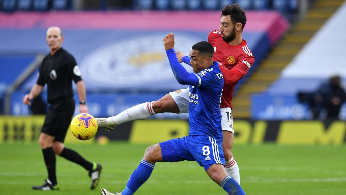 Manchester United's Portuguese midfielder Bruno Fernandes (R) vies with Leicester City's Belgian midfielder Youri Tielemans (C) during the English Premier League football match between Leicester City and Manchester United at King Power Stadium in Leiceste