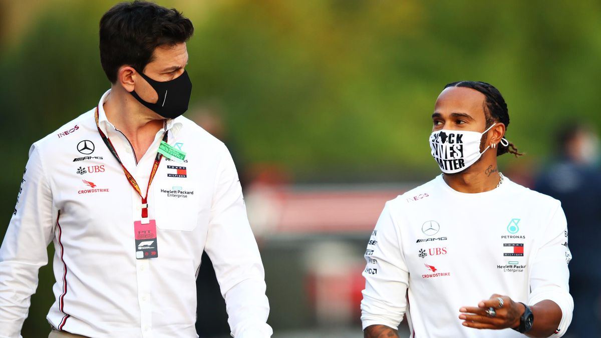 Mercedes-Motorsportchef Toto Wolff (l.) im Gespräch mit Lewis Hamilton