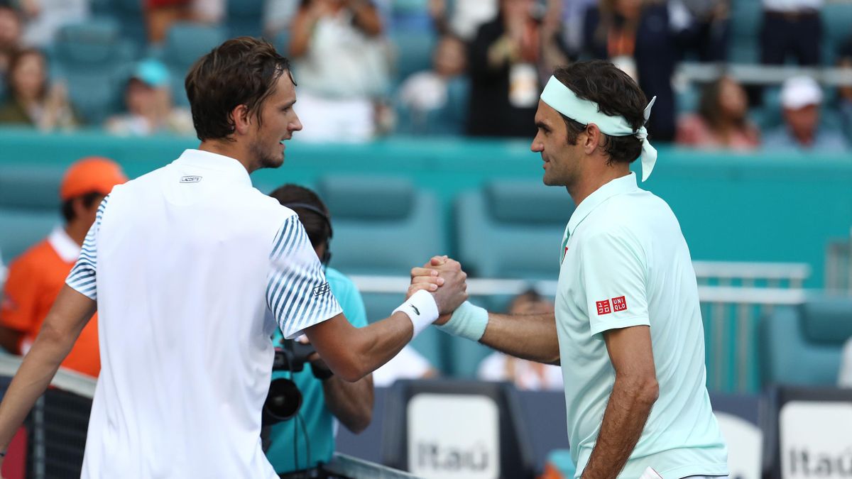 Poignée de main entre Daniil Medvedev et Roger Federer après leur 8e de finale / Masters 1000 de Miami