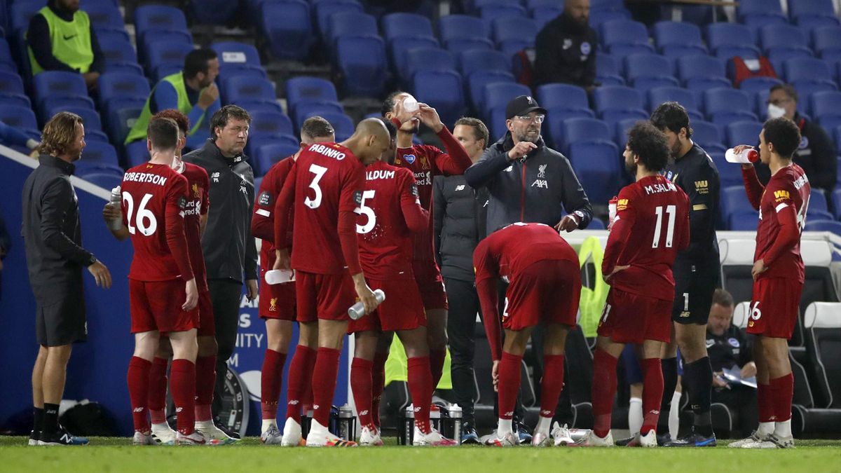 Jurgen Klopp, managerul lui Liverpool, vorbște cu jucătorii săi într-o pauză de hidratare