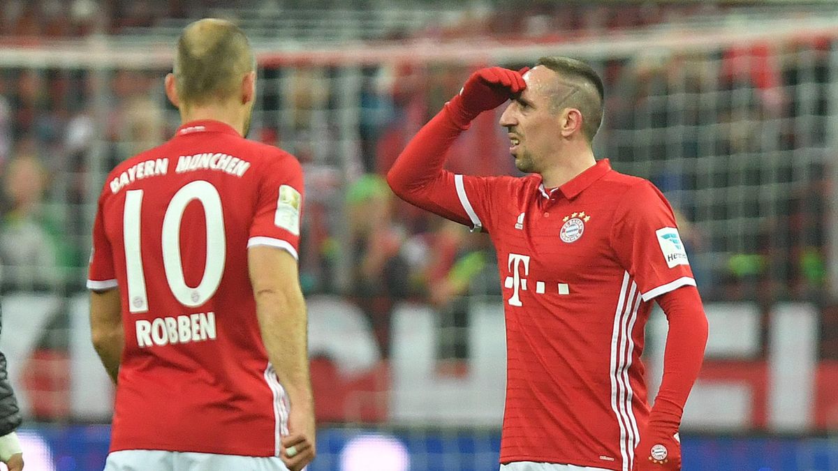 Aufstellung: FC Bayern München mit Jubilar Arjen Robben und Franck ...