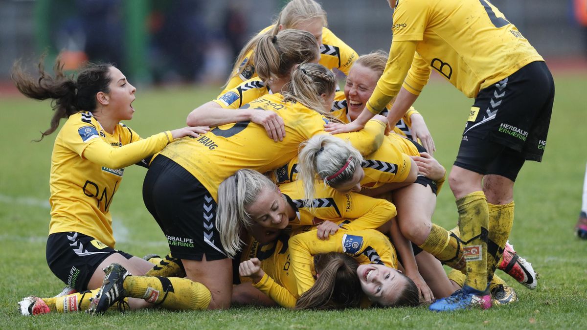 Lillestrøms spillerne jubler over 2-1 scoringen under søndagens kamp på Sofiemyr stadion.