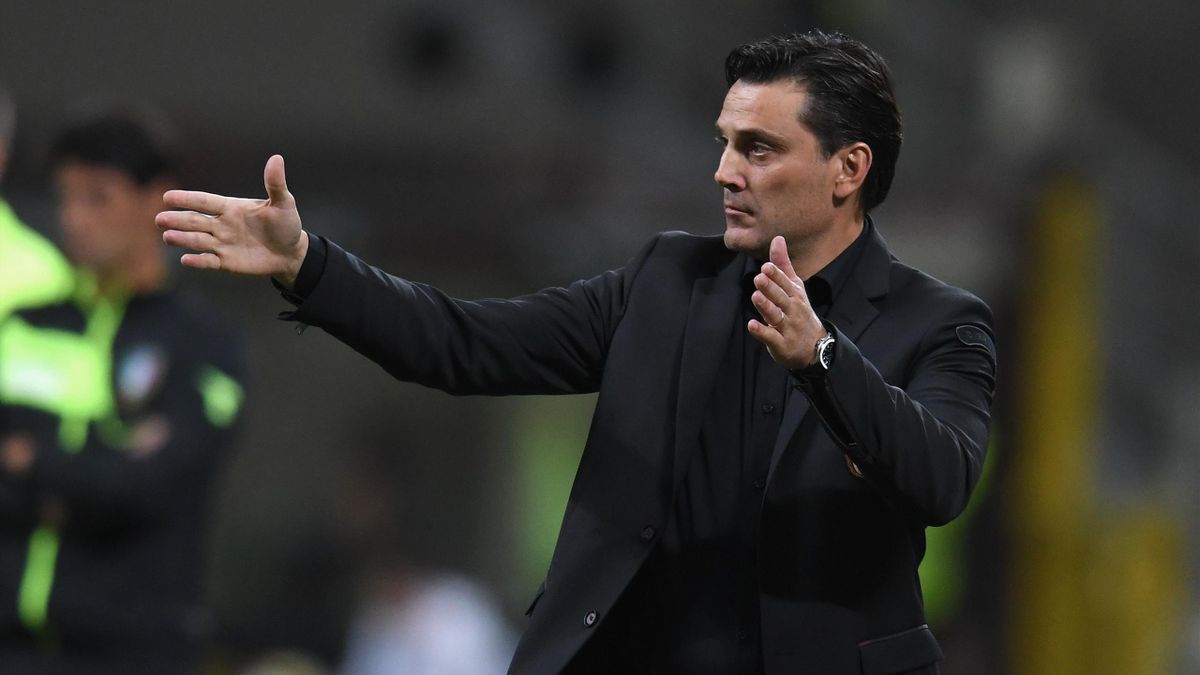 Head coach AC Milan Vincenzo Montella reacts during the Serie A match between AC Milan and Spal at Stadio Giuseppe Meazza on September 20, 2017 in Milan, Italy.