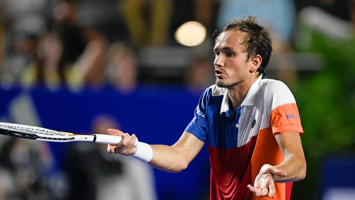 Russia's Daniil Medvedev reacts during his Mexico ATP Open 500 men's singles semi-final tennis match against Spain's Rafael Nadal at the Arena GNP, in Acapulco, Mexico, on February 25, 2022