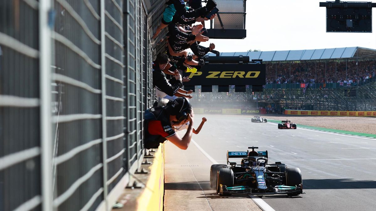 Die Mercedes-Crew jubelt Lewis Hamilton an der Boxenmauer zu