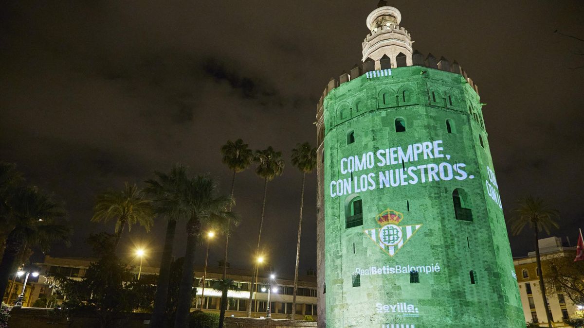 La Torre del Oro de Sevilla iluminada con los colores del Betis
