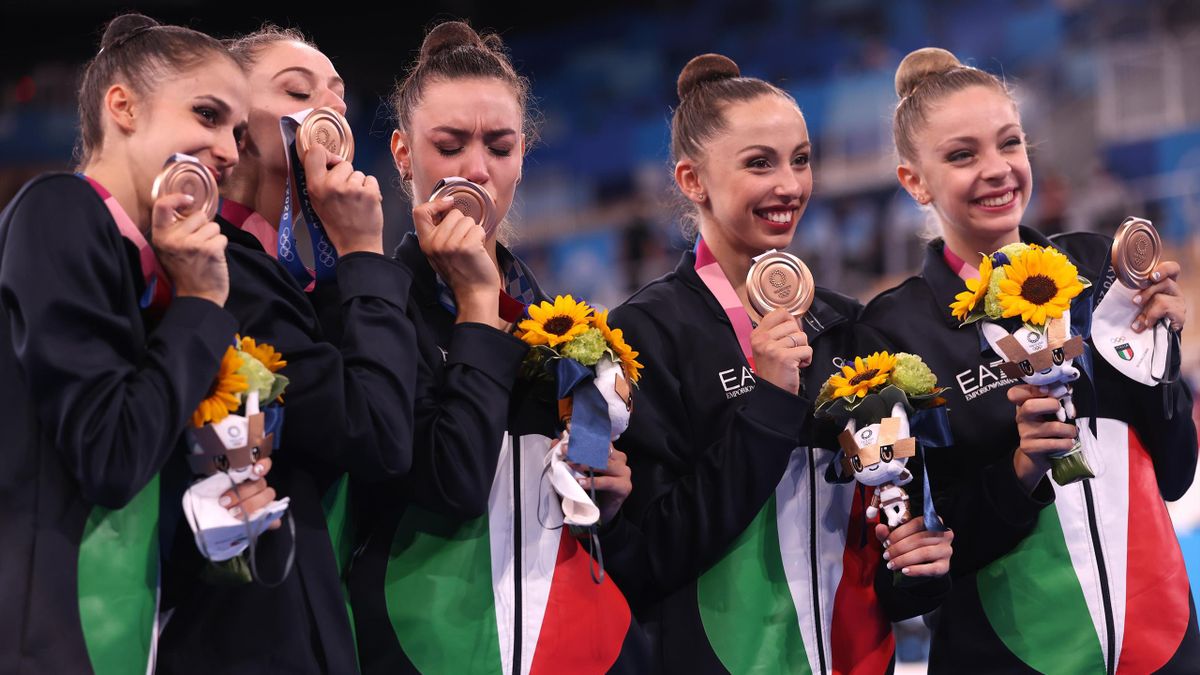 Alessia Maurelli, Agnese Duranti, Daniela Mogurean, Martina Centofanti e Martina Santandrea sul podio col bronzo olimpico
