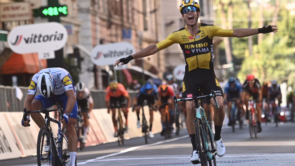 Wout van Aert l-a învins la sprint pe Julian Alaphilippe în clasica Milano-San Remo