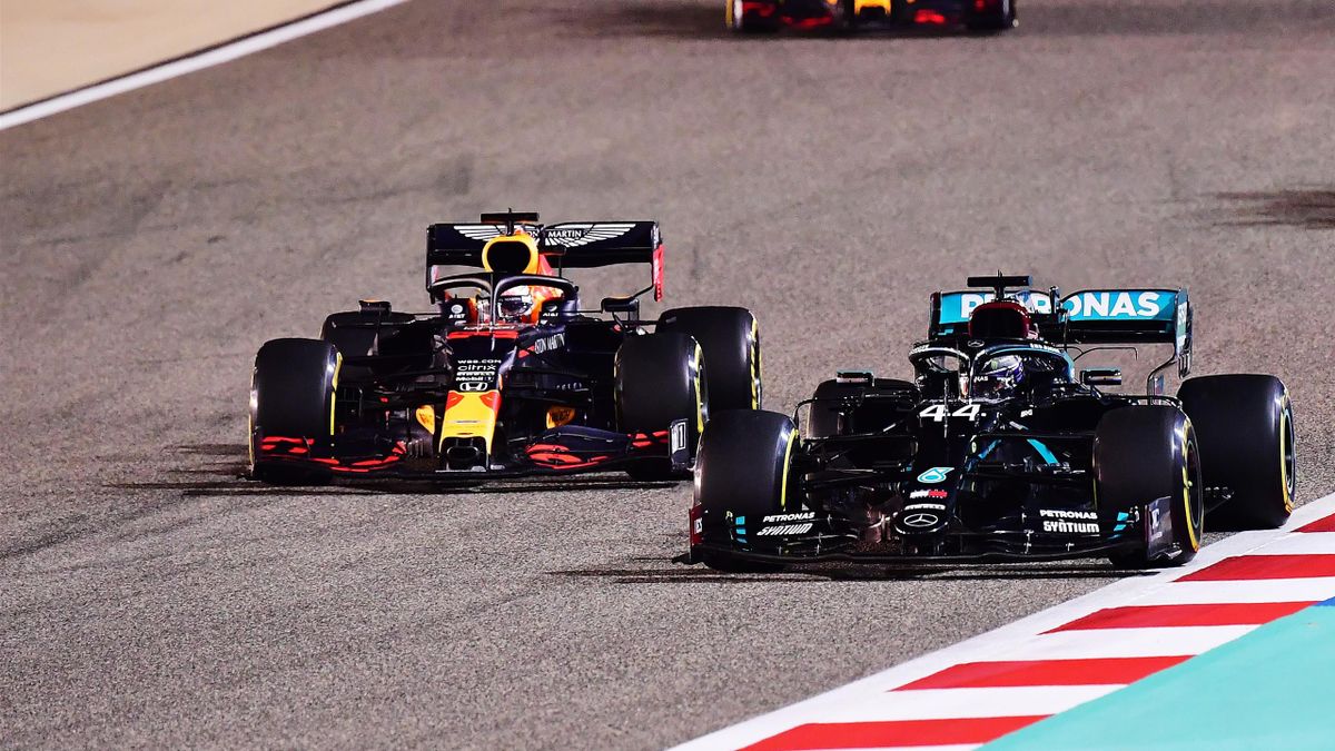 Lewis Hamilton im Mercedes (r.) vor Max Verstappen im Red Bull