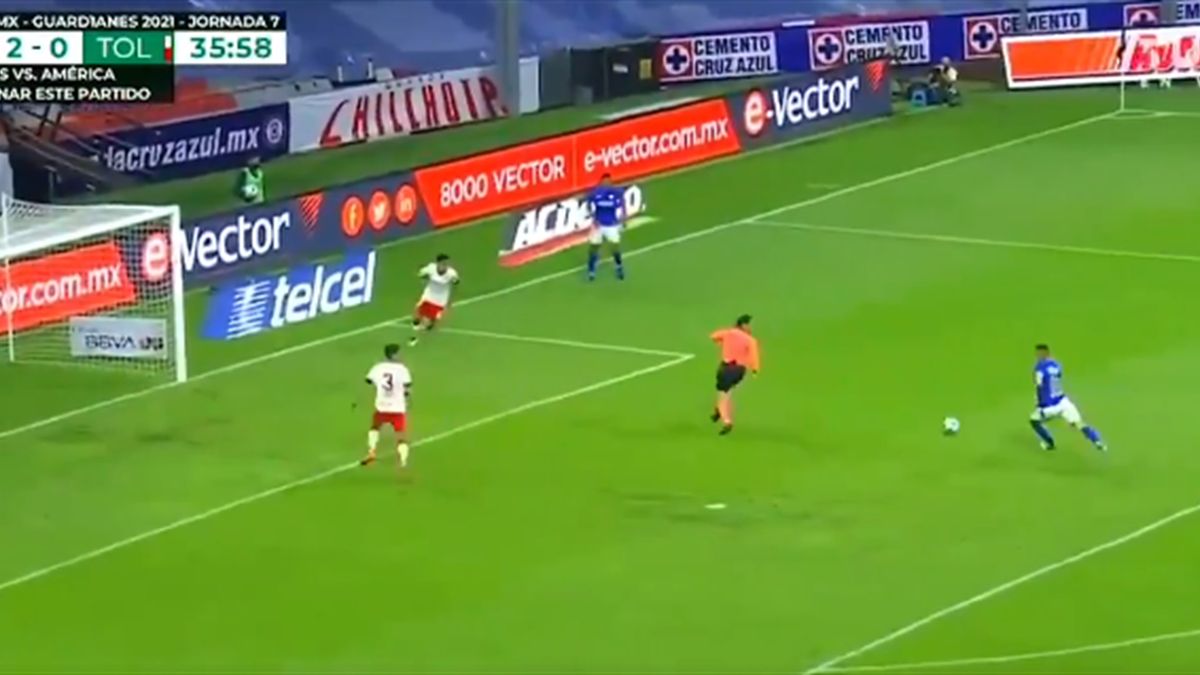 sudya probezhal pered vorotami i pomeshal