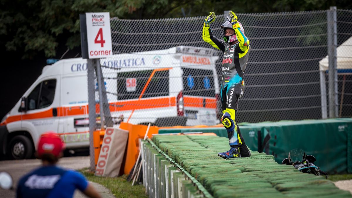 Valentino Rossi saluta il pubblico sulle tribune di Misano, MotoGP, Getty Images