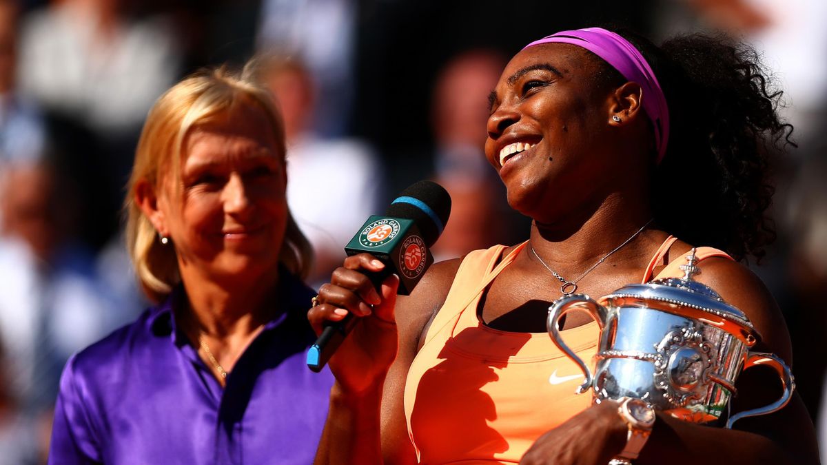 Serena Williams samen met Martina Navralitova naar haar winst op Roland Garros in 2015.