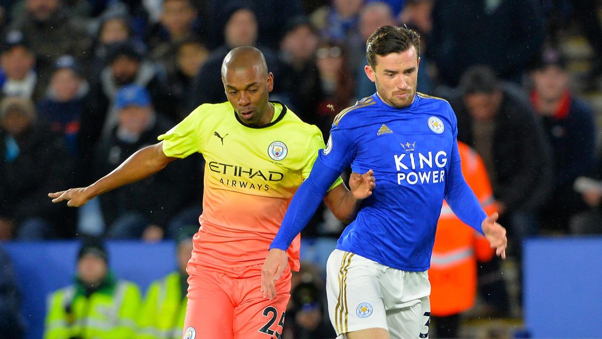 Ben Chilwell, în duel cu Fernandinho, într-un Leicester-City