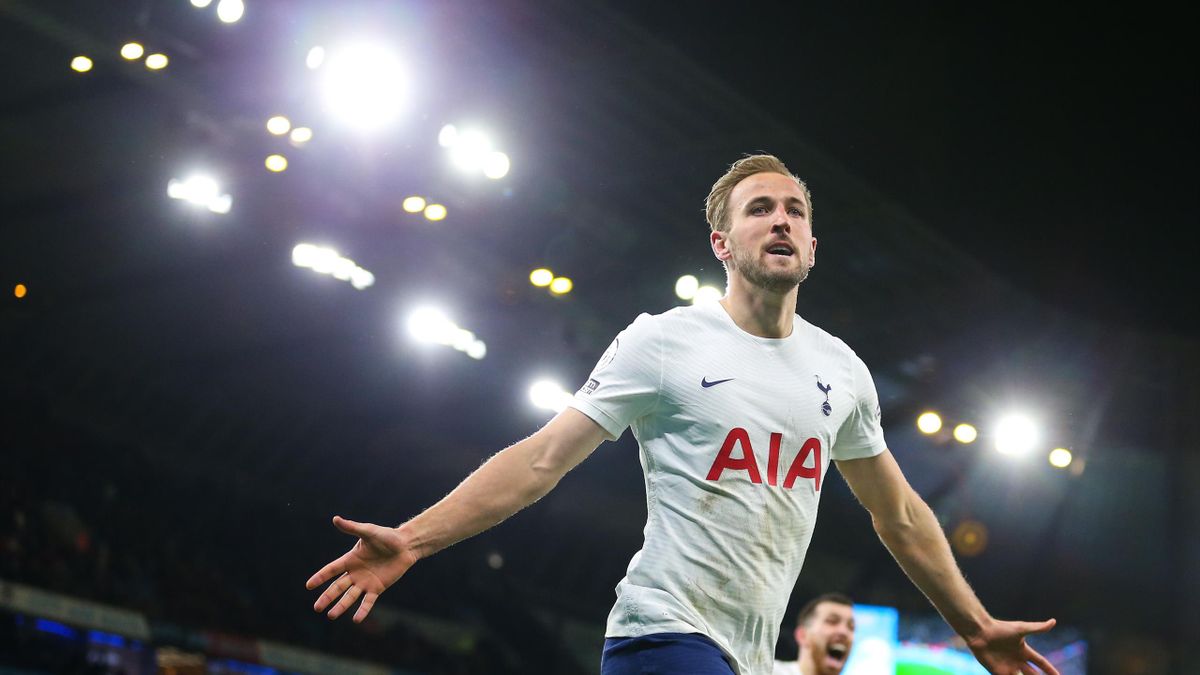 MANCHESTER, ENGLAND - FEBRUARY 19: Harry Kane of Tottenham Hotspur celebrates after scoring a goal to make it 2-3 during the Premier League match between Manchester City and Tottenham Hotspur at Etihad Stadium on February 19, 2022 in Manchester, United Ki