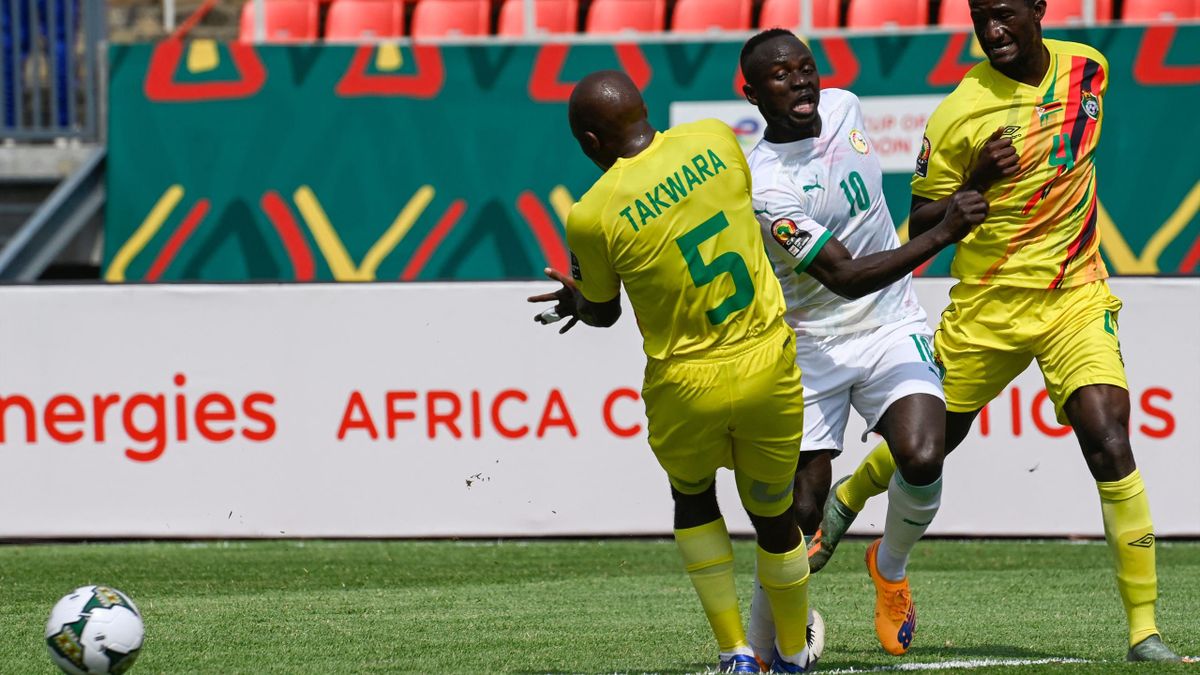 Senegal-Zimbabwe, Coppa d'Africa 2021 (10 gennaio 2022): Sadio Mané (Senegal, al centro) contrastato da Gerald Takwara e Kelvin Madzongwe (Getty Images)