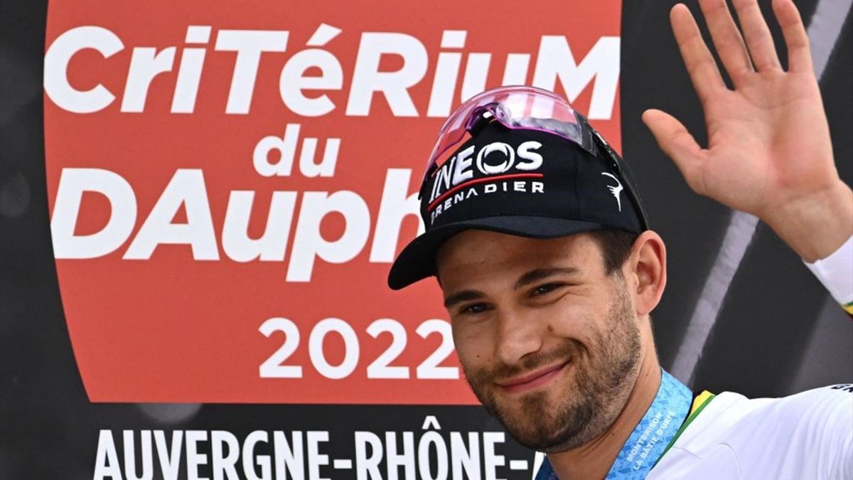 Filippo Ganna sul podio dopo aver vinto la crono del Giro del Delfinato 2022