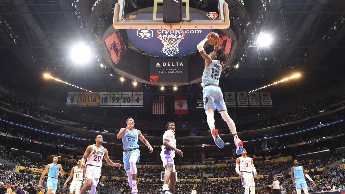 La schiacciata al volo di Ja Morant dei Grizzlies contro i Lakers, NBA 2021-22