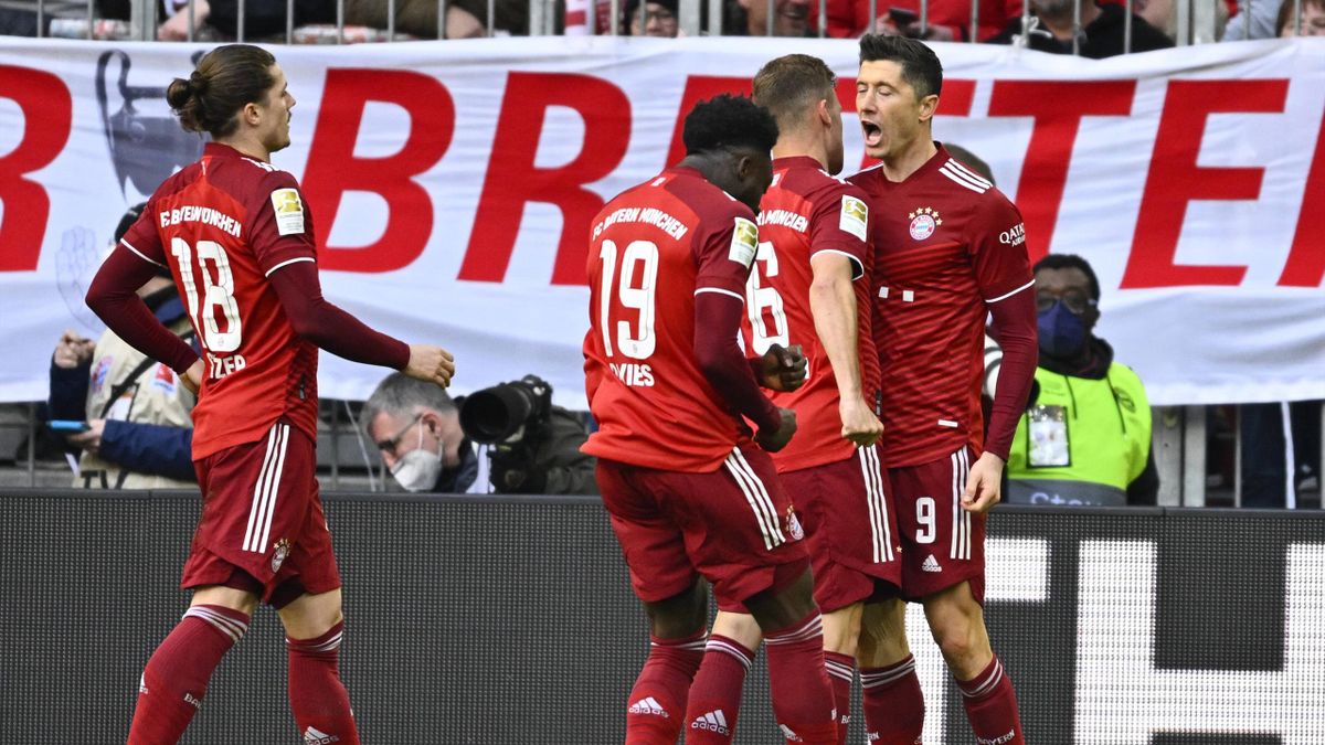 Robert Lewandowski (FC Bayern) bejubelt seinen Siegtreffer gegen den FC Augsburg