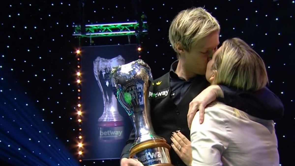 Neil Robertson and fiancée Mille celebrate with a kiss.