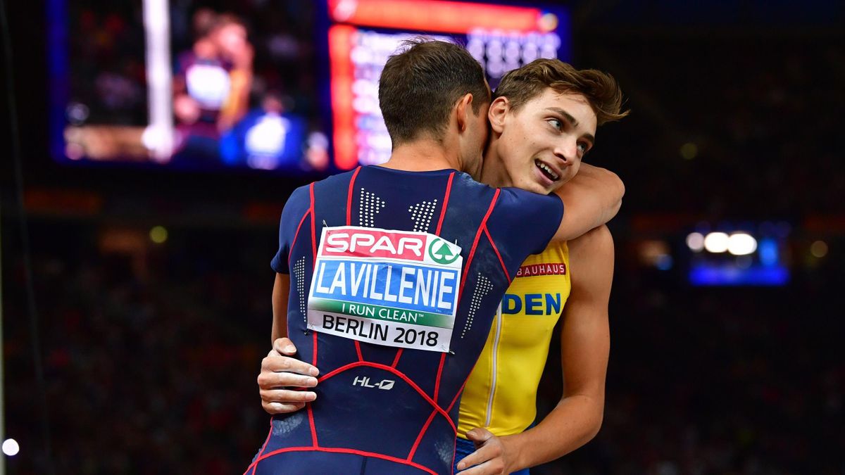 Renaud Lavillenie félicite Armand Duplantis après son titre de champion d'Europe