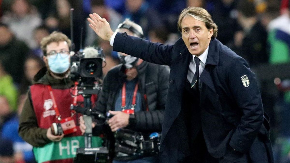 Roberto Mancini dà indicazioni ai suoi durante Irlanda del Nord-Italia - Qualificazioni Mondiali Qatar 2022