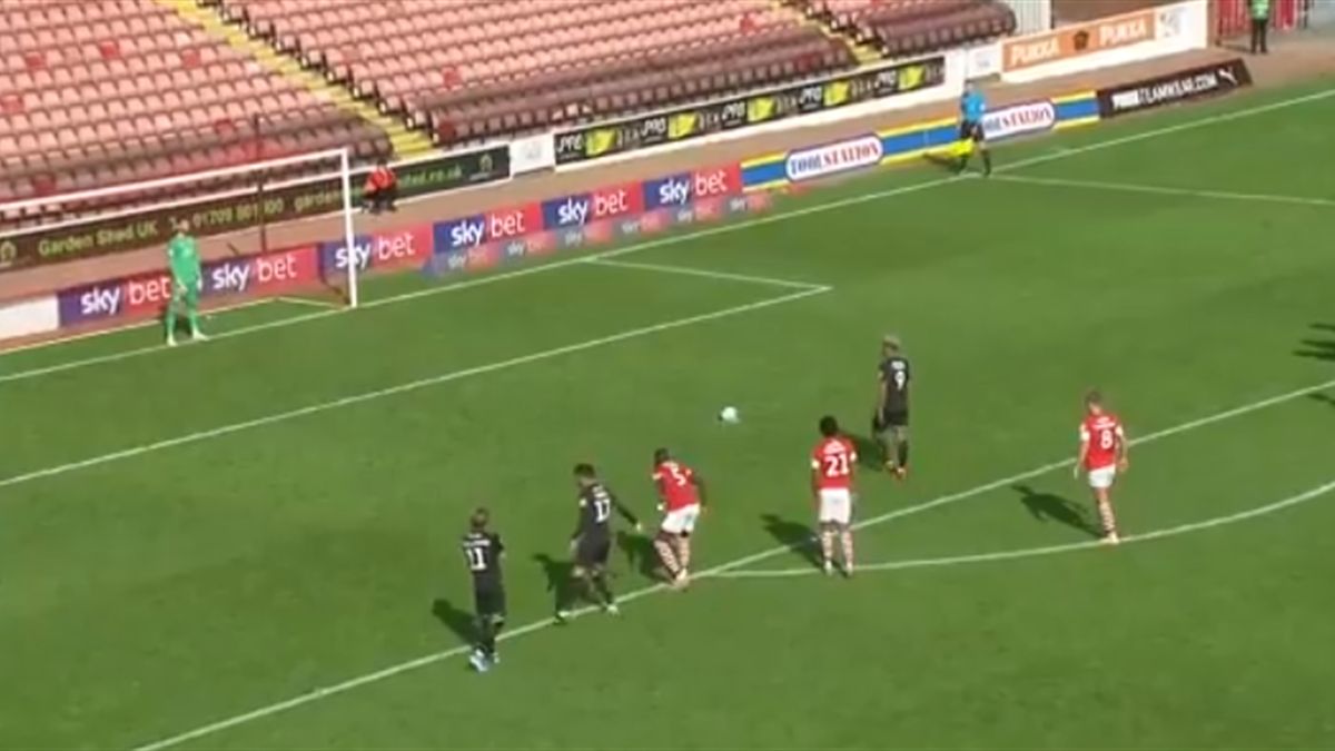 fanatka beri prikovala sebya