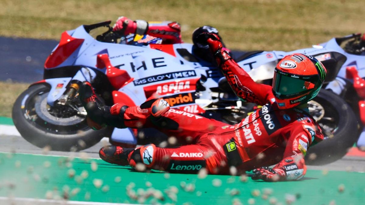 La caduta di Francesco Bagnaia durante il GP di Catalogna di MotoGP - Mondiale 2022