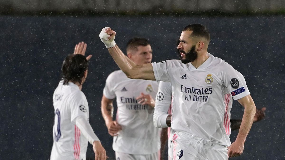 Real Madrid's French forward Karim Benzema (R) celebrates after scoring during the UEFA Champions League semi-final first leg football match between Real Madrid and Chelsea at the Alfredo di Stefano stadium in Valdebebas, on the outskirts of Madrid, on Ap