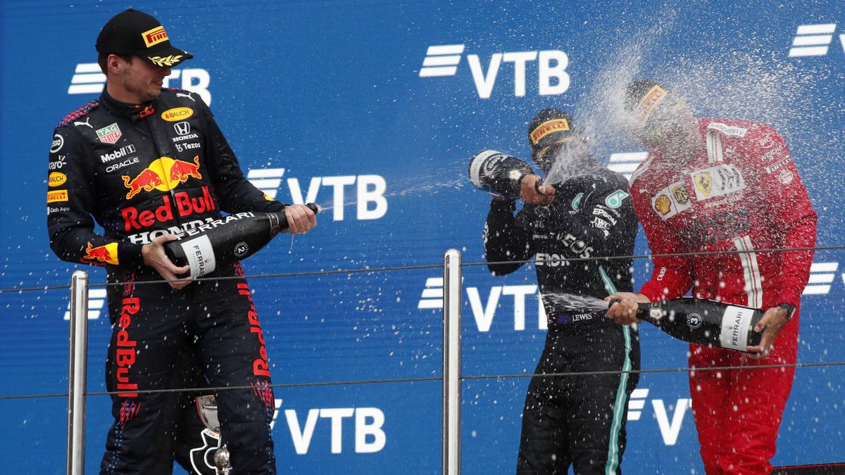 Max Verstappen, Lewis Hamilton e Carlos Sainz festeggiano sul podio di Sochi, GP Russia, F1, Getty Images