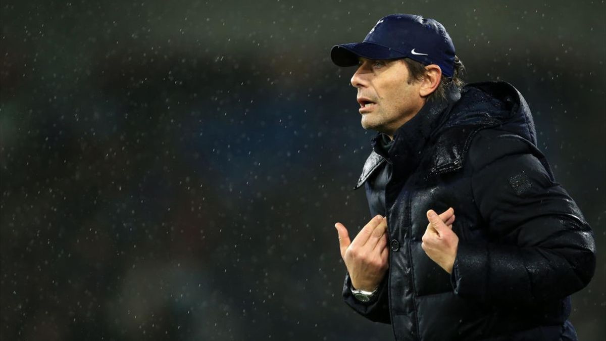 Antonio Conte protesta con l'arbitro durante Burnley-Tottenham Hotspur - Premier League 2021/2022