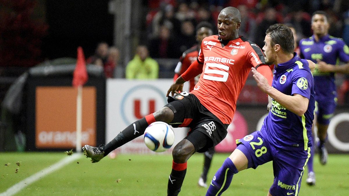 Rennes' French midfielder Abdoulaye Doucoure (L) vies with Caen's French defender Damien Da Silva during the French L1 football match Rennes against Caen on December 11, 2015 at the Roazhon park stadium in Rennes, western France