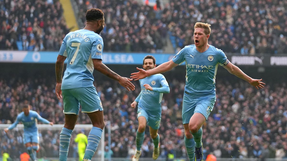MANCHESTER, ENGLAND - JANUARY 15: Kevin De Bruyne celebrates with teammate Raheem Sterling of Manchester City after scoring their team's first goal during the Premier League match between Manchester City and Chelsea at Etihad Stadium on January 15, 2022 i