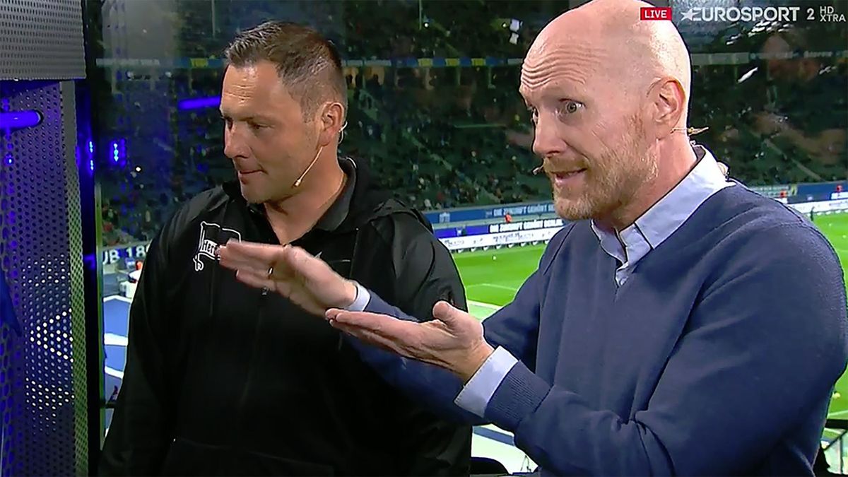 Matthias Sammer und Pal Dardai drehen am Taktik-Screen vor